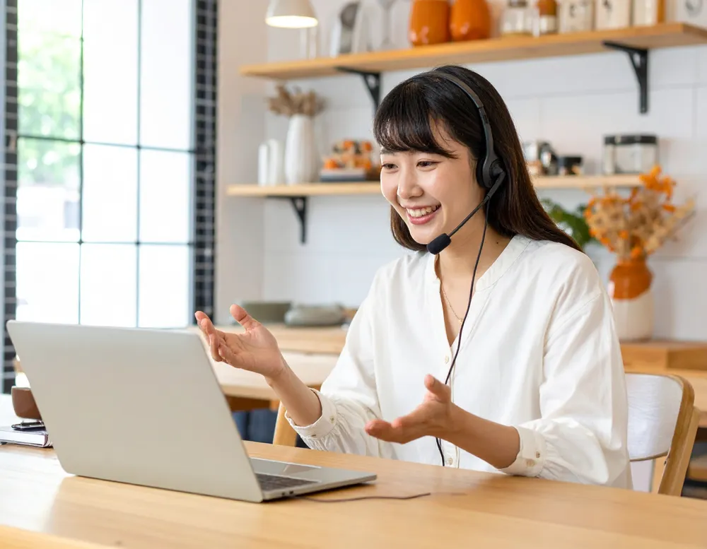 Japanese teacher conducting an online JLPT N4 lesson